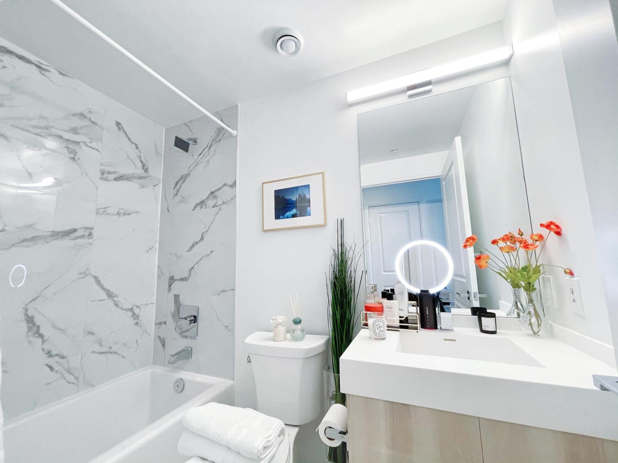Apartment Boutique Penthouse-live In The Sky With Amazing Lakeview! Downtown Toronto!b